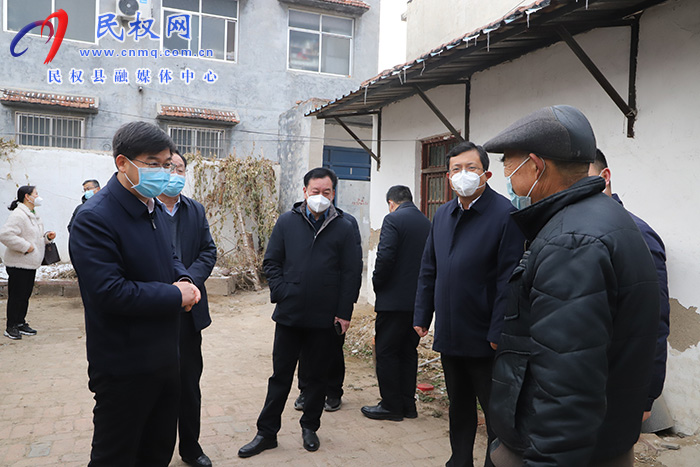 市人大常委會副主任、縣委書記張團結走訪慰問特困職工、困難群眾及企業(yè)軍轉干部