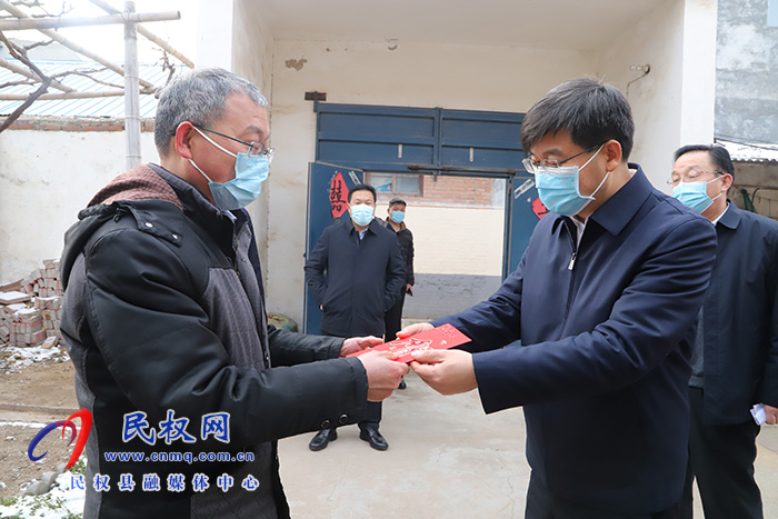 市人大常委會副主任、縣委書記張團結走訪慰問特困職工、困難群眾及企業(yè)軍轉干部