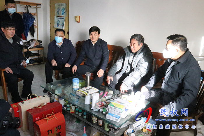 市人大常委會(huì)副主任、縣委書記張團(tuán)結(jié)走訪慰問(wèn)離退休老干部