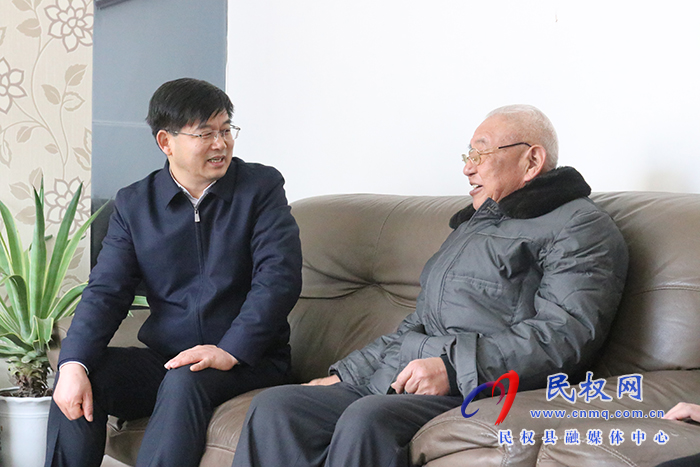 市人大常委會(huì)副主任、縣委書記張團(tuán)結(jié)走訪慰問(wèn)離退休老干部