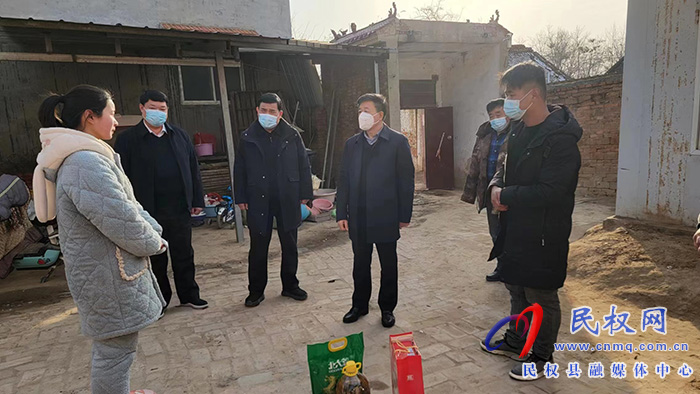縣委常委、政法委書記陳鴻志、縣政協(xié)副主席王玉軍到程莊鎮(zhèn)走訪慰問困難群眾