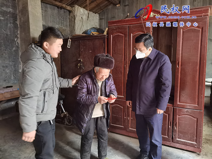 縣委常委、統(tǒng)戰(zhàn)部長(zhǎng)、南華街道辦事處黨工委書記李君走訪慰問退休老干部、老黨員和困難群眾