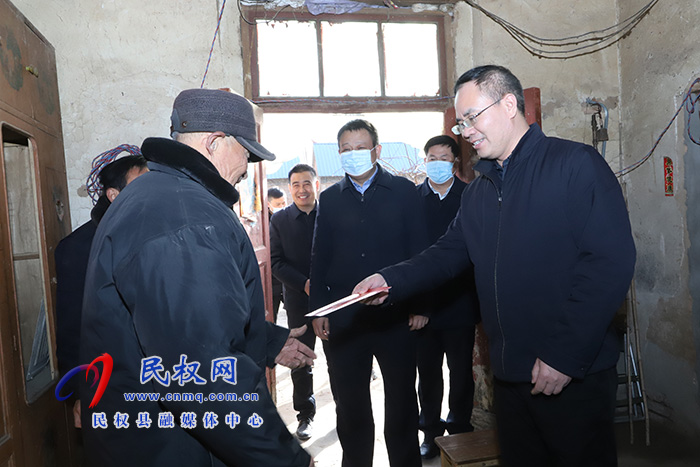 縣委常委、常務(wù)副縣長王景義看望慰問困難老黨員