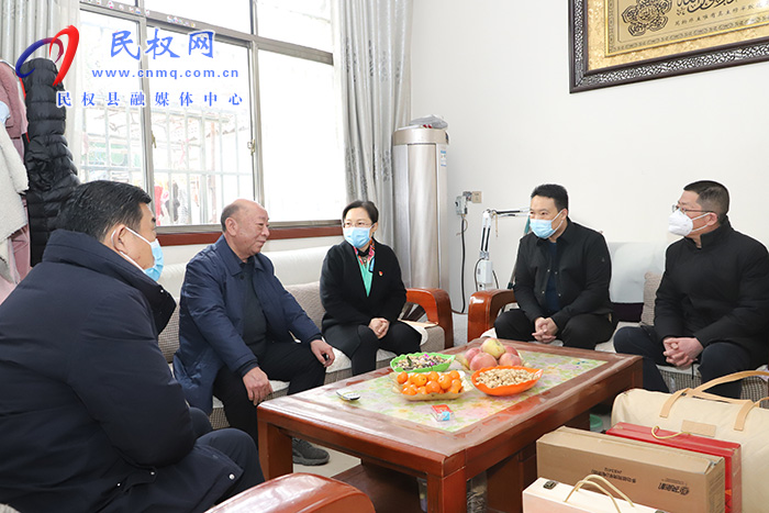 縣委副書記、縣長(zhǎng)王靜嫻看望慰問實(shí)職縣級(jí)退休干部