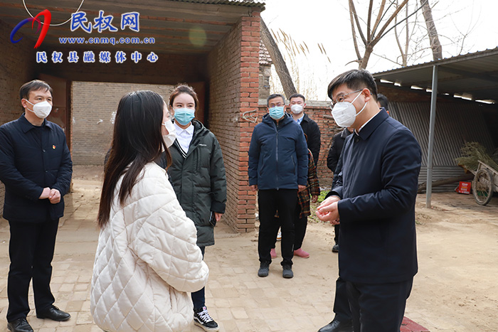 市人大常委會(huì)副主任、縣委書記張團(tuán)結(jié)走訪慰問(wèn)“春蕾女童”