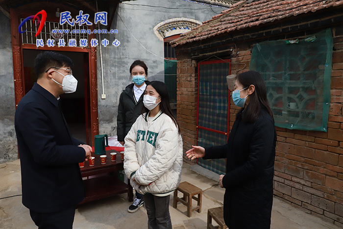 市人大常委會(huì)副主任、縣委書記張團(tuán)結(jié)走訪慰問(wèn)“春蕾女童”