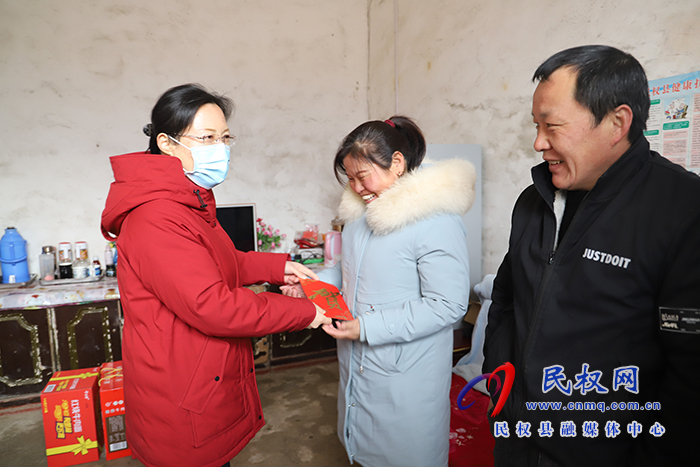縣委副書記、縣長王靜嫻走訪慰問幫扶聯(lián)系戶