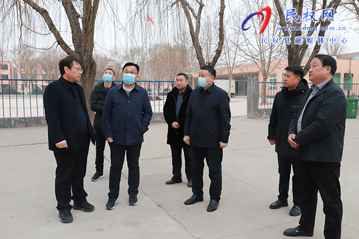 縣委常委、宣傳部長(zhǎng)、副縣長(zhǎng)畢道喜查看我縣2023年省重點(diǎn)民生實(shí)事寄宿制小學(xué)規(guī)劃情況