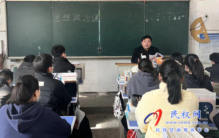 縣領(lǐng)導(dǎo)陳進領(lǐng)到胡集回中講思政課