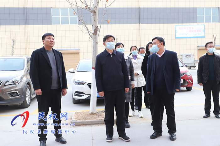 市人大常委會副主任、縣委書記張團結調(diào)研食品安全“兩個責任”落實情況