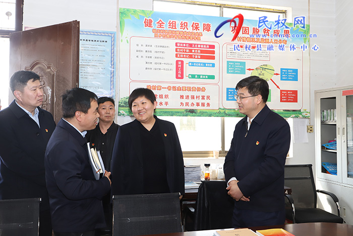 市人大常委會副主任、縣委書記張團結督促指導軟弱渙散村整頓工作