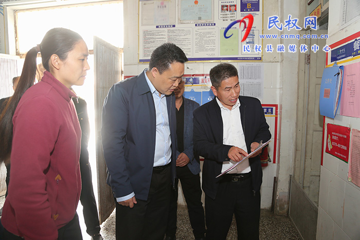 縣委常委、組織部長王義彬督導食品安全“兩個責任”工作落實情況