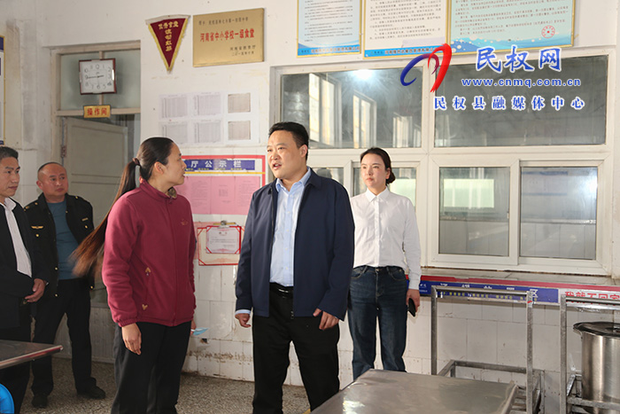 縣委常委、組織部長王義彬督導食品安全“兩個責任”工作落實情況