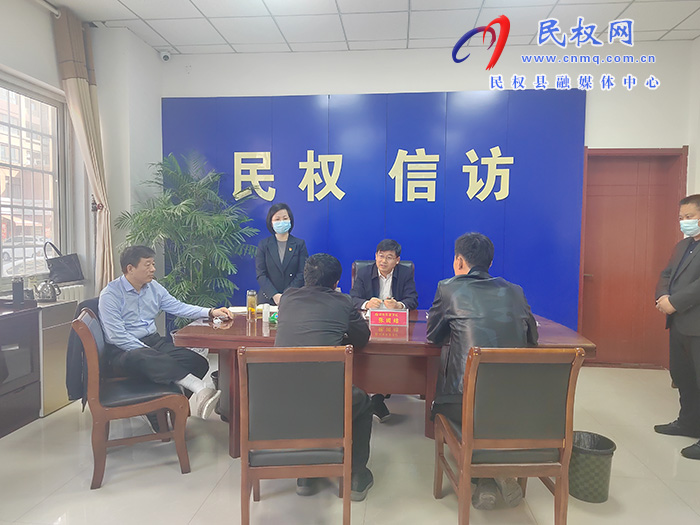 市人大常委會副主任、縣委書記張團結接待來訪群眾