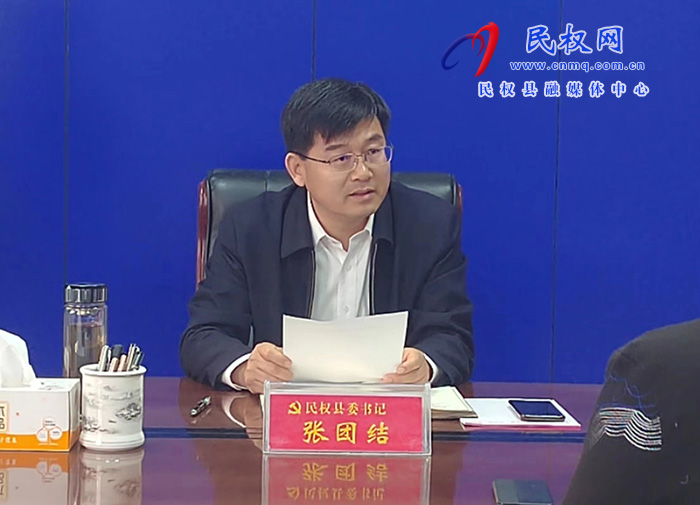 市人大常委會副主任、縣委書記張團結接待來訪群眾