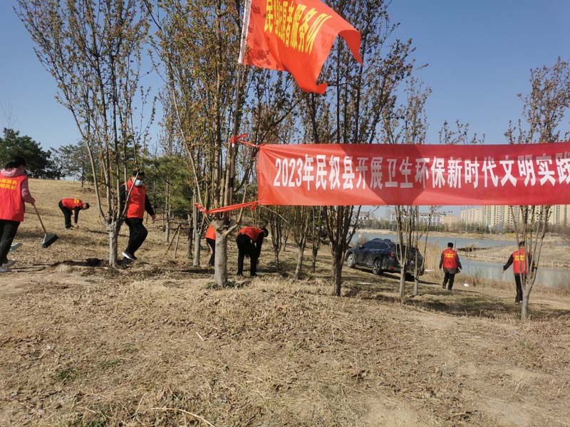 縣住建局開展“衛(wèi)生環(huán)?！敝驹阜?wù)活動(dòng)