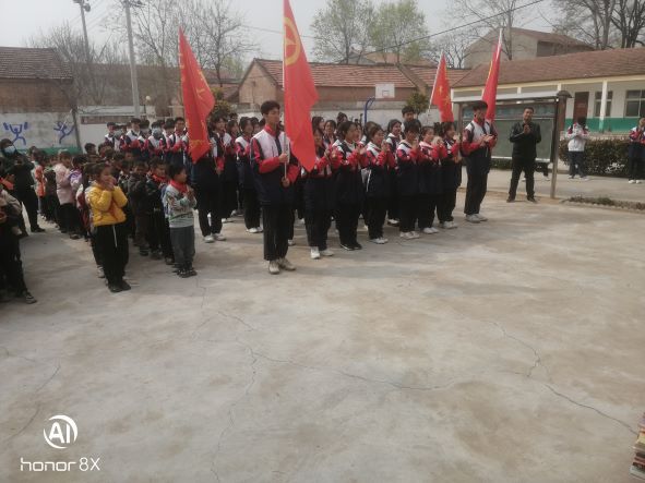 商丘市第一高級中學到秣坡小學開展 “學雷鋒、樹新風”愛心圖書捐書活動
