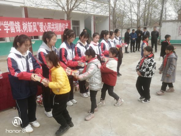 商丘市第一高級中學到秣坡小學開展 “學雷鋒、樹新風”愛心圖書捐書活動
