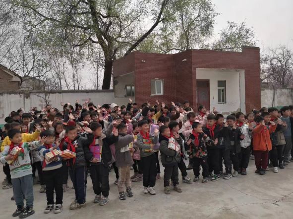 商丘市第一高級中學到秣坡小學開展 “學雷鋒、樹新風”愛心圖書捐書活動