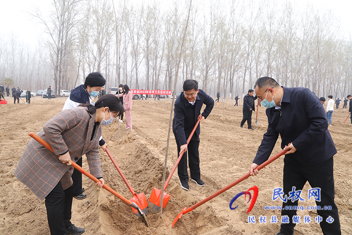 縣四大家領(lǐng)導(dǎo)義務(wù)植樹(shù)再添新綠