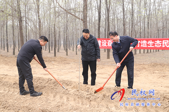 縣四大家領(lǐng)導(dǎo)義務(wù)植樹(shù)再添新綠