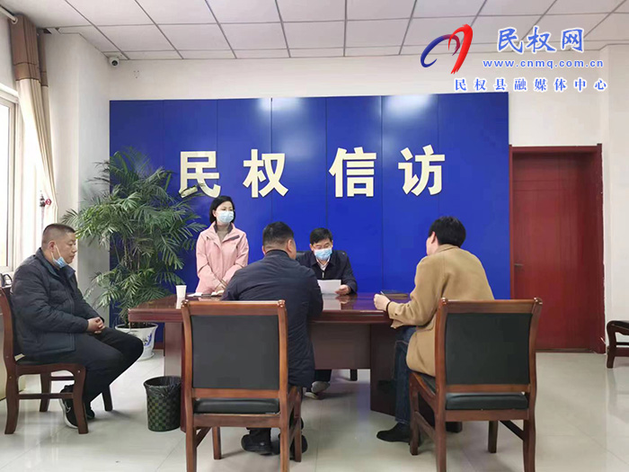 市人大常委會(huì)副主任、縣委書記張團(tuán)結(jié)到群眾來(lái)訪接待中心接待來(lái)訪群眾