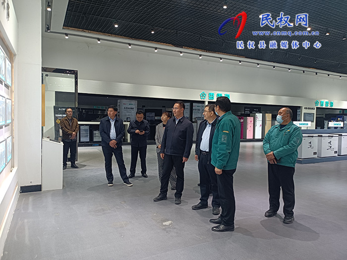 新疆生產(chǎn)建設(shè)兵團第十三師新星市大營房城管委黨委書記殷向東到民參觀考察