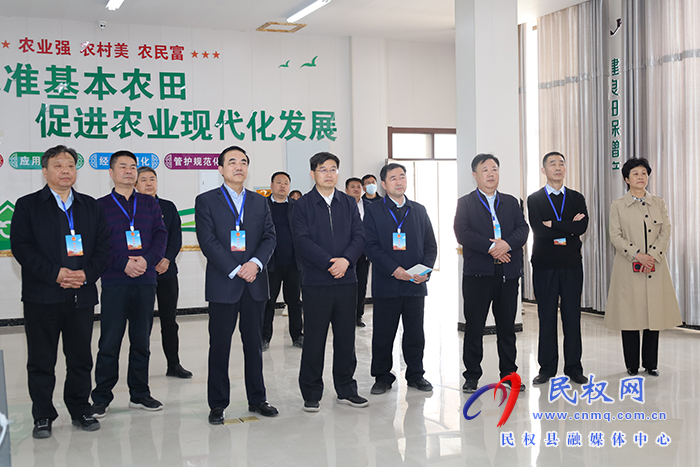 市人大調(diào)研組蒞民調(diào)研高標準農(nóng)田建設(shè)工作