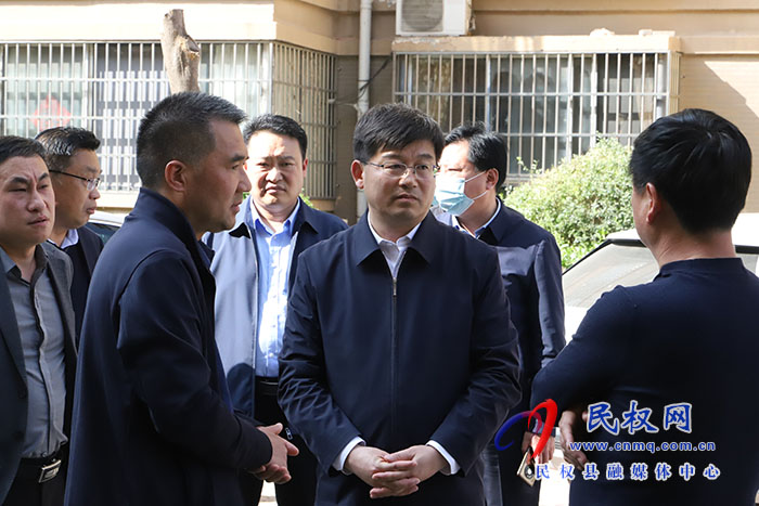 市人大常委會副主任、縣委書記張團結調(diào)研志愿服務工作
