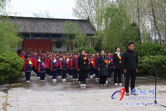 民權(quán)縣老顏集鄉(xiāng)楊樹(shù)莊小學(xué)舉行“弘揚(yáng)傳統(tǒng)文化，追思先賢莊子”文明祭掃活動(dòng)