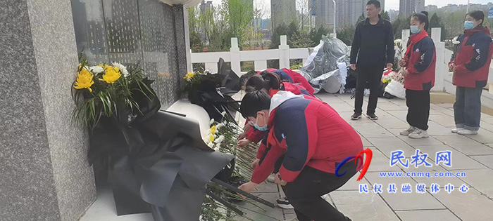  城關(guān)一中開(kāi)展“緬懷革命先烈，繼承革命傳統(tǒng)”清明節(jié)祭掃活動(dòng)