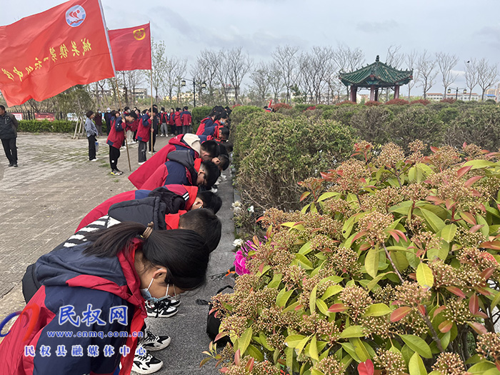  城關(guān)一中開(kāi)展“緬懷革命先烈，繼承革命傳統(tǒng)”清明節(jié)祭掃活動(dòng)