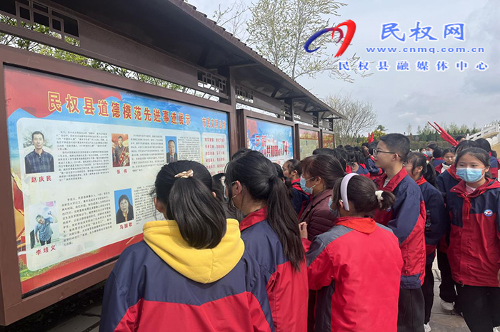  城關(guān)一中開(kāi)展“緬懷革命先烈，繼承革命傳統(tǒng)”清明節(jié)祭掃活動(dòng)