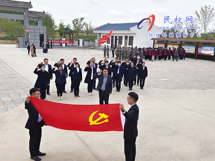 中國郵政儲蓄銀行民權(quán)縣支行支部書記、行長郭峰帶領(lǐng)黨員干部赴烈士陵園開展清明節(jié)祭掃活動(dòng)
