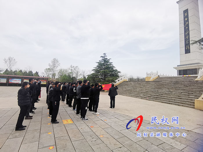 民權(quán)縣水務(wù)公司開(kāi)展“祭英烈 愛(ài)國(guó)防”全民國(guó)防教育活動(dòng)