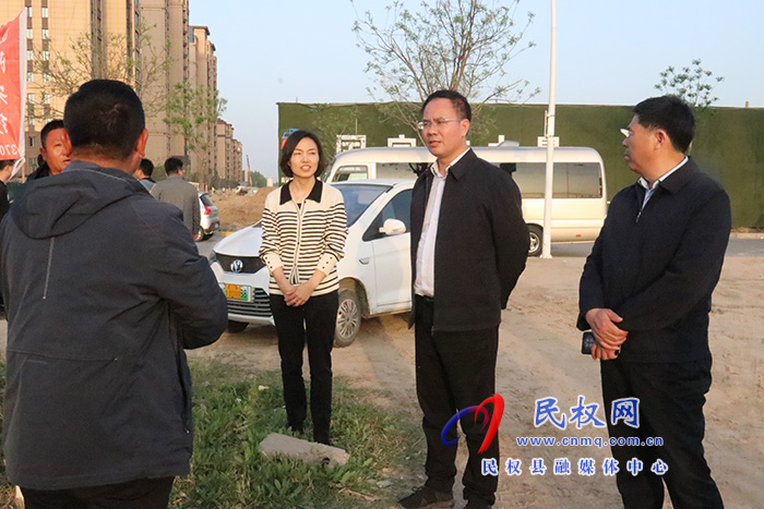 縣委常委、常務(wù)副縣長王景義現(xiàn)場辦公查看城區(qū)道路建設(shè)情況