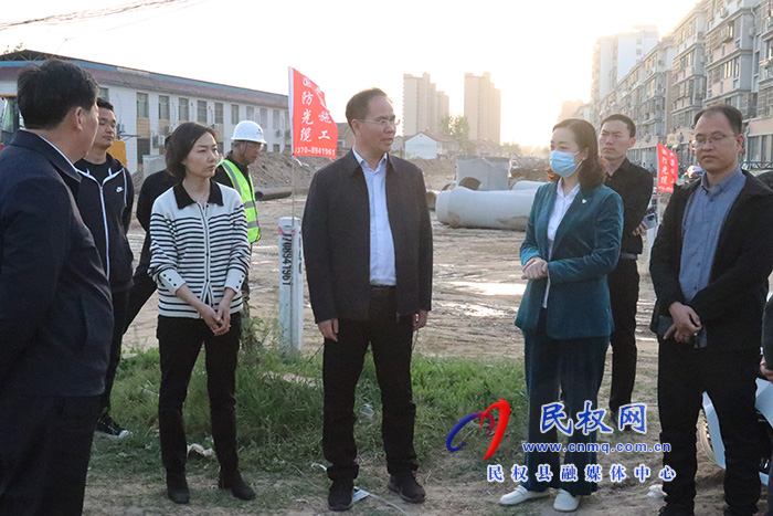 縣委常委、常務(wù)副縣長王景義現(xiàn)場辦公查看城區(qū)道路建設(shè)情況