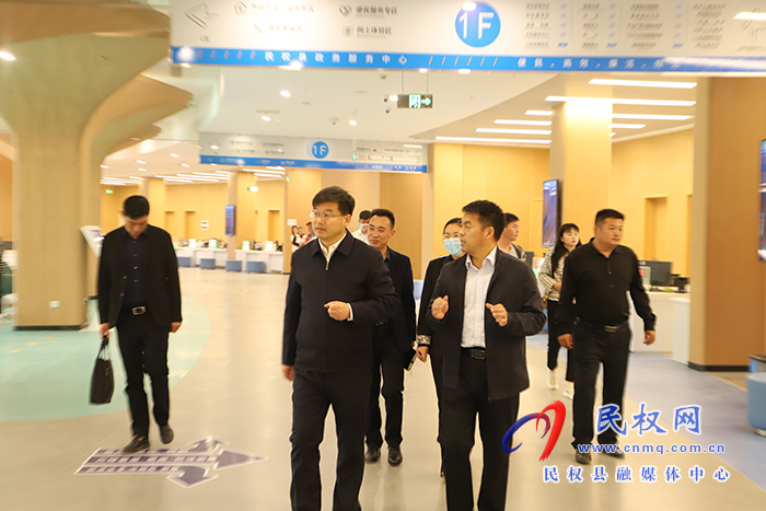 市人大常委會(huì)副主任、縣委書記張團(tuán)結(jié)調(diào)研政務(wù)服務(wù)中心運(yùn)營情況