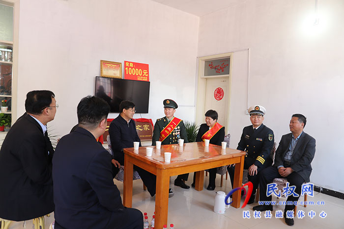 市人大常委會副主任、縣委書記張團結(jié)等縣領導為榮立二等功現(xiàn)役軍人送喜報