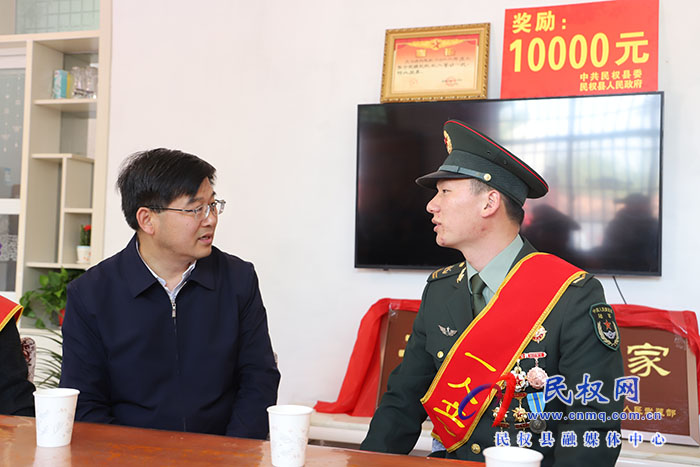 市人大常委會副主任、縣委書記張團結(jié)等縣領導為榮立二等功現(xiàn)役軍人送喜報