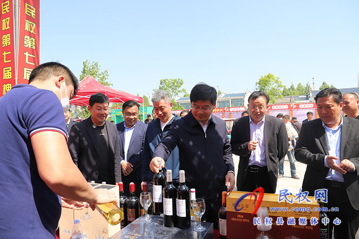 市人大常委會(huì)副主任、縣委書記張團(tuán)結(jié)到美食節(jié)現(xiàn)場查看指導(dǎo)工作