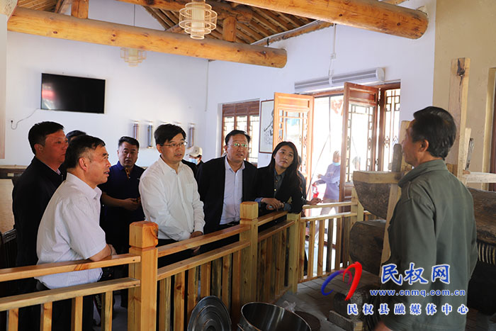市人大常委會(huì)副主任、縣委書記張團(tuán)結(jié)到美食節(jié)現(xiàn)場查看指導(dǎo)工作