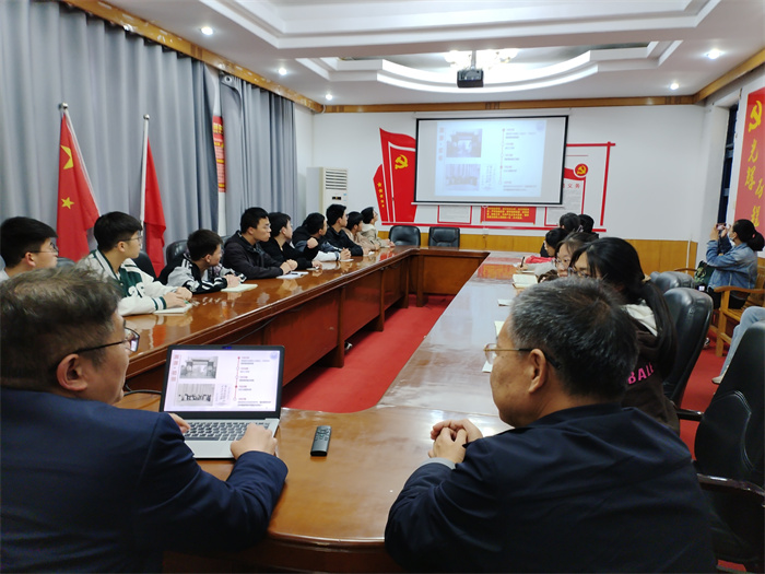   民權(quán)博士團(tuán)成員、上海同濟(jì)大學(xué)教授朱京濤招生工作組到民權(quán)縣高級(jí)中學(xué)開(kāi)展招生宣講活動(dòng)