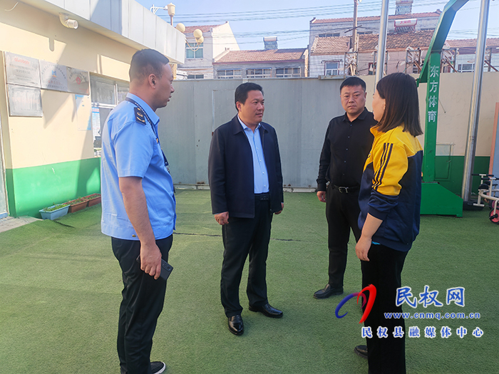 縣委常委、縣委辦公室主任吳杰到野崗鎮(zhèn)督導(dǎo)校園食品安全、違法違規(guī)占用耕地整治工作