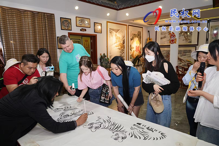 2023“打卡中國·讀懂中國式現(xiàn)代化——你好，河南！”網(wǎng)絡(luò)國際傳播活動走進(jìn)“中國畫虎第一村” ? ? ?