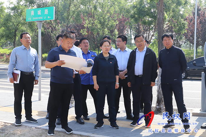 縣委書記、縣長(zhǎng)王靜嫻調(diào)研城市書房選址工作