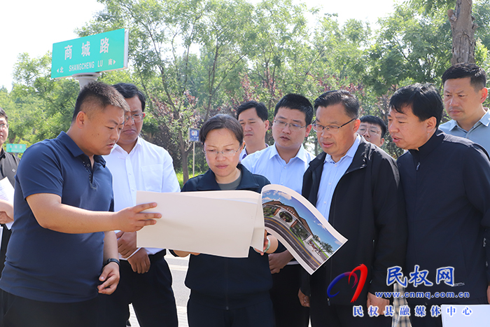 縣委書記、縣長(zhǎng)王靜嫻調(diào)研城市書房選址工作
