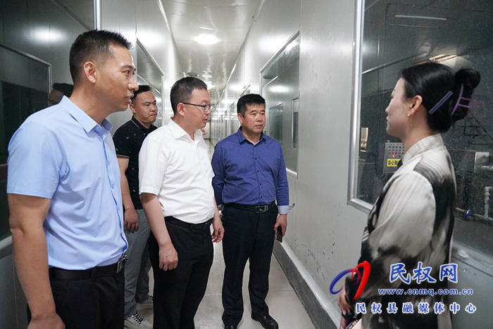 副縣長張志剛督查包保企業(yè)食品安全“兩個責(zé)任”工作