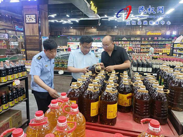 縣委常委、宣傳部長(zhǎng)、副縣長(zhǎng)畢道喜到王橋鎮(zhèn)督導(dǎo)檢查安全生產(chǎn)和食品安全“兩個(gè)責(zé)任”落實(shí)工作
