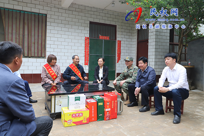 縣委書記、縣長王靜嫻為立功受獎軍人家庭送喜報(bào)